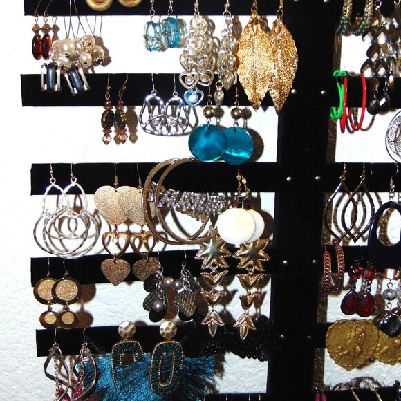 Vintage to Modern Lot of 50 pairs of earrings - Picture 4 of 4